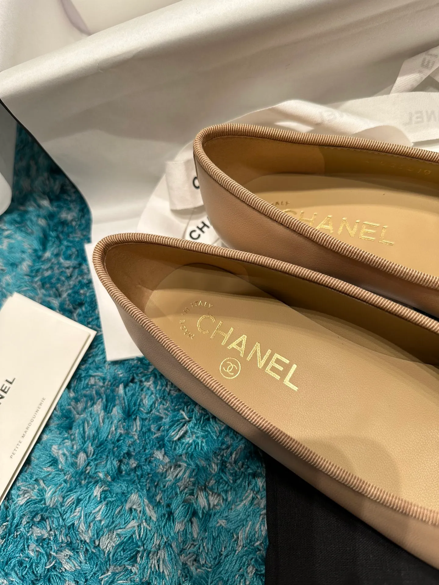 👟👟Ex-factory price 440👟👟 Women's shoes, women's clothing, women's shoes, women's clothing, Chanel shoes that are always being upgraded ~ 2021ss top version HK overseas purchasing original cut from 1:1 Chanel Chanel classic bow round toe ballet shoes There are not many good quality, so you can really go in and out of the counter without pressure Regardless of the last shape, leather selection, or manufacturing process, they are all genuine craftsmanship and very sophisticated. ◾️Fabric: Mixed sheepskin imported from Italy ◾️Lining: Imported sheepskin (sweat-absorbent and soft) ◾️Sole: Italian special A-grade genuine leather sole (not ordinary thin sole in the market) ◾️Size: 35-39 [34 40 41 42 43 customization is not returnable]